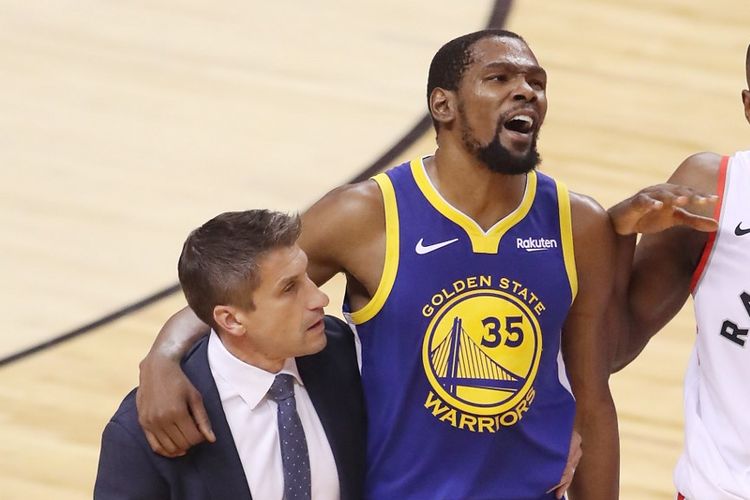 Keluar dengan Kruk, Kevin Durant Beri Suntikan Semangat untuk Pemain Warriors