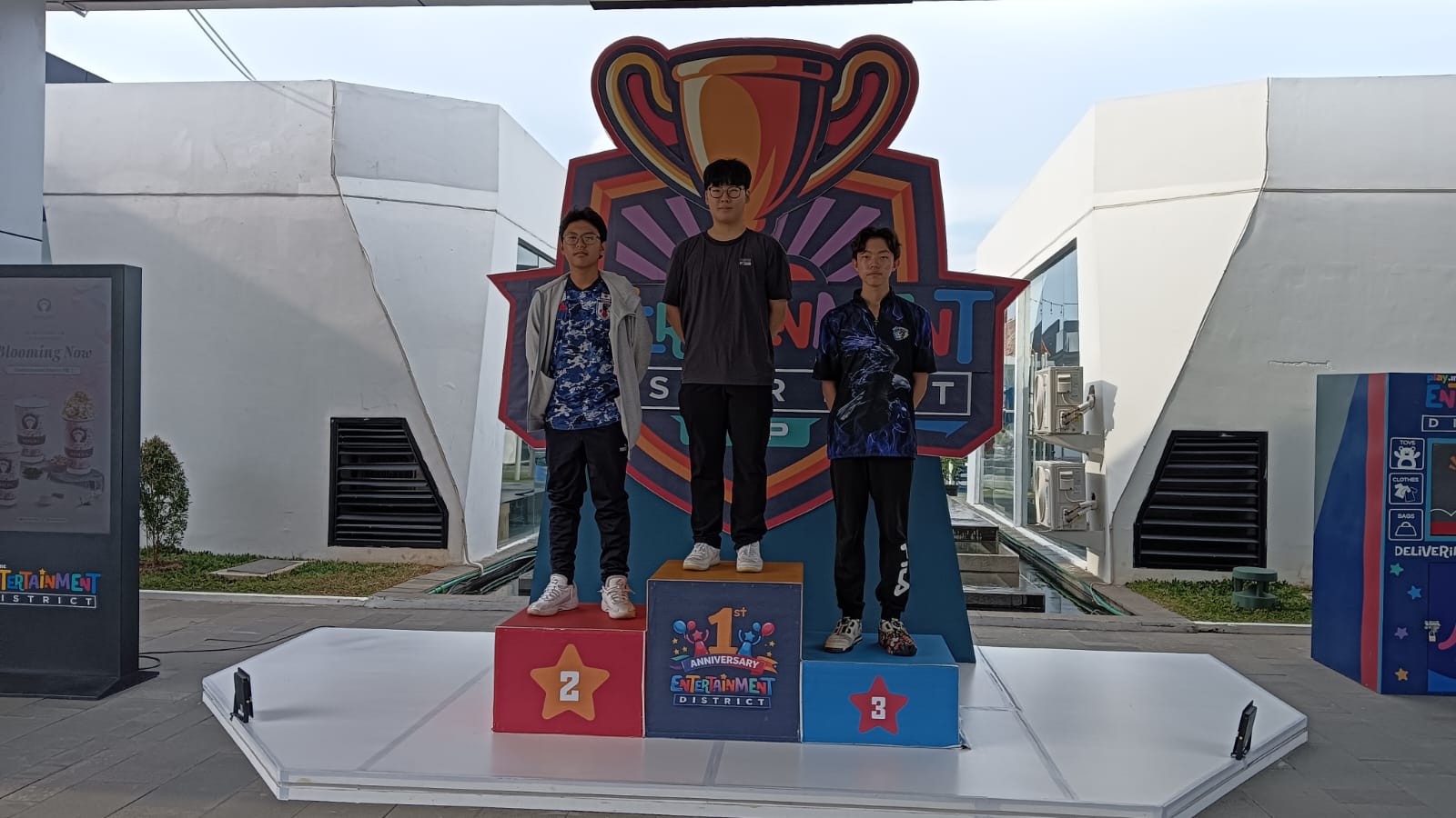 Podium kompetisi bowling di Entertainment District Cup 2026. (BolaSkor/Gazza Roosaryatama)