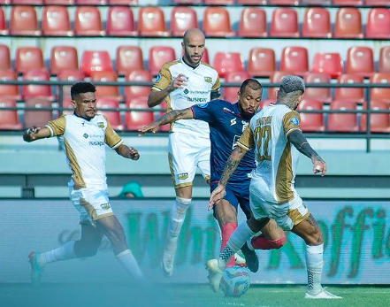 Diwarnai Penalti dan Kartu Merah, Arema FC Dinilai Pantas Menang atas Dewa United
