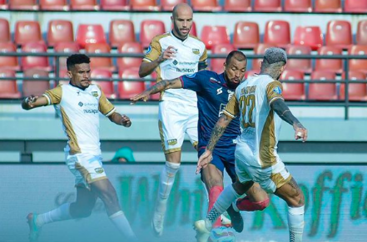 Diwarnai Penalti dan Kartu Merah, Arema FC Dinilai Pantas Menang atas Dewa United