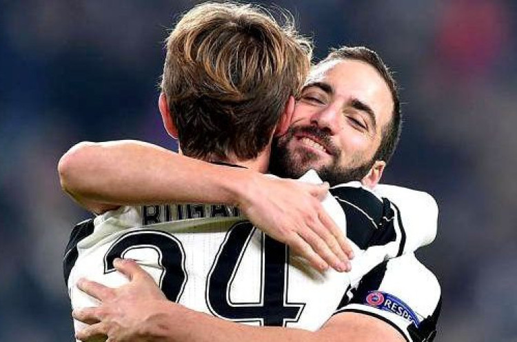 Juventus Tolak Tawaran Chelsea untuk Higuain dan Rugani