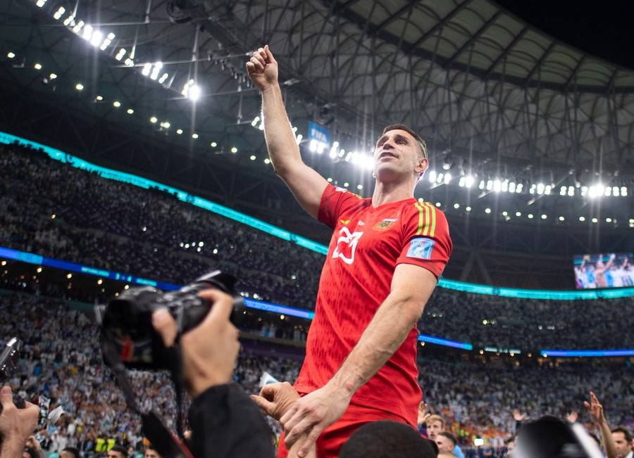 Tidak Hanya dari Lionel Messi, Van Gaal Juga Kena Semprot Emiliano Martinez