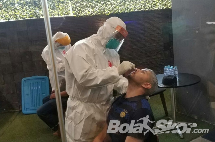 Dua Pemain Persib Jalani Tes Swab, Hanya Sisakan Zulham Zamrun