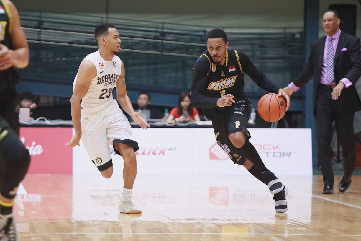 Tampil Agresif, CLS Knights Indonesia Lumat Macau Black Bears