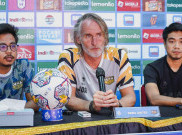 Pelatih Dewa United FC Kritik Rumput Stadion PTIK Jelang Lawan Arema FC