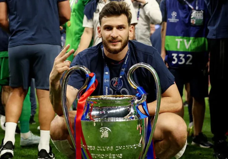 Khvicha Kvaratskhelia Pemain Terbaik Liga Champions 2025-2026