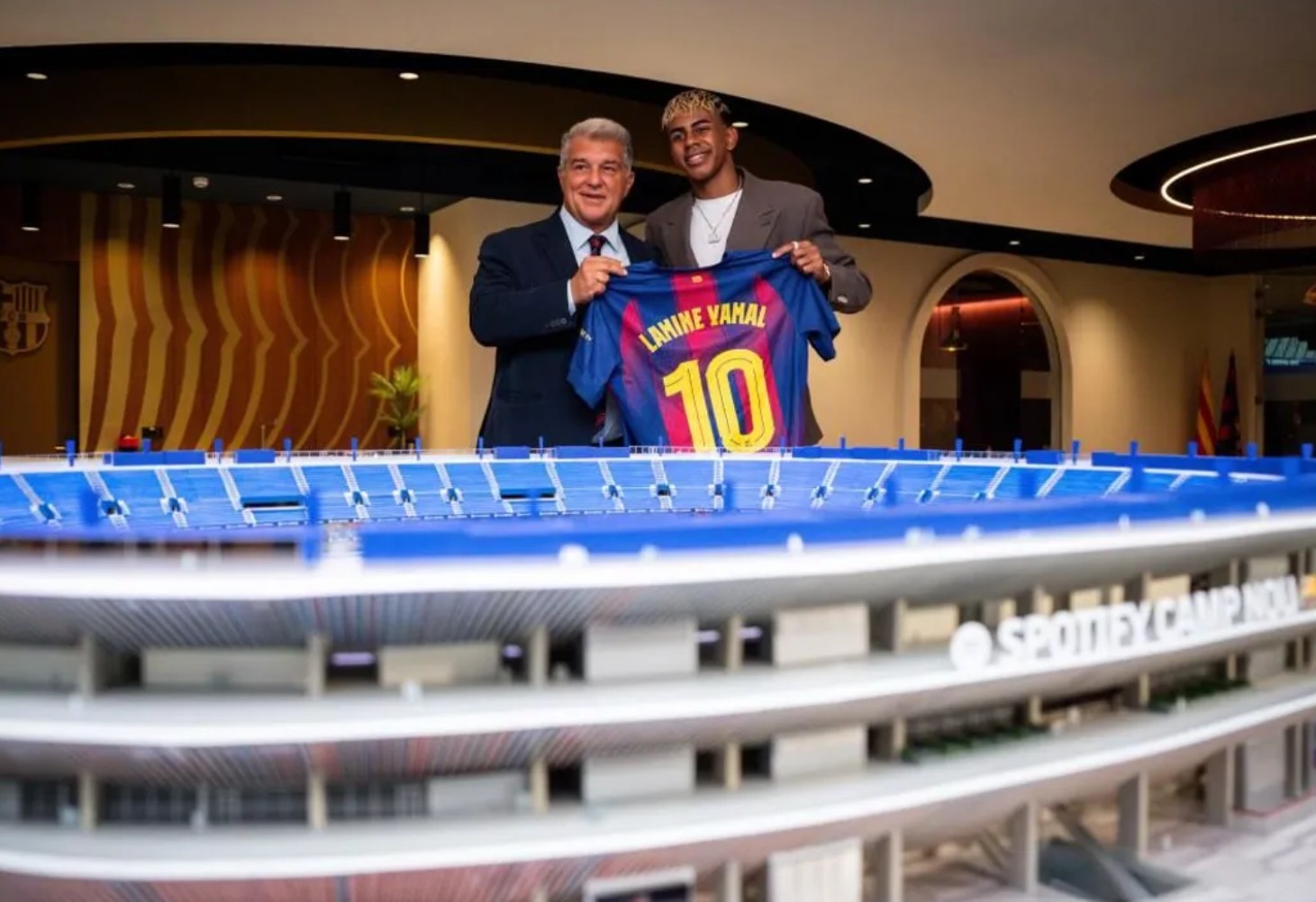 Warisi Nomor 10, Lamine Yamal Emoh Dibandingkan dengan Lionel Messi