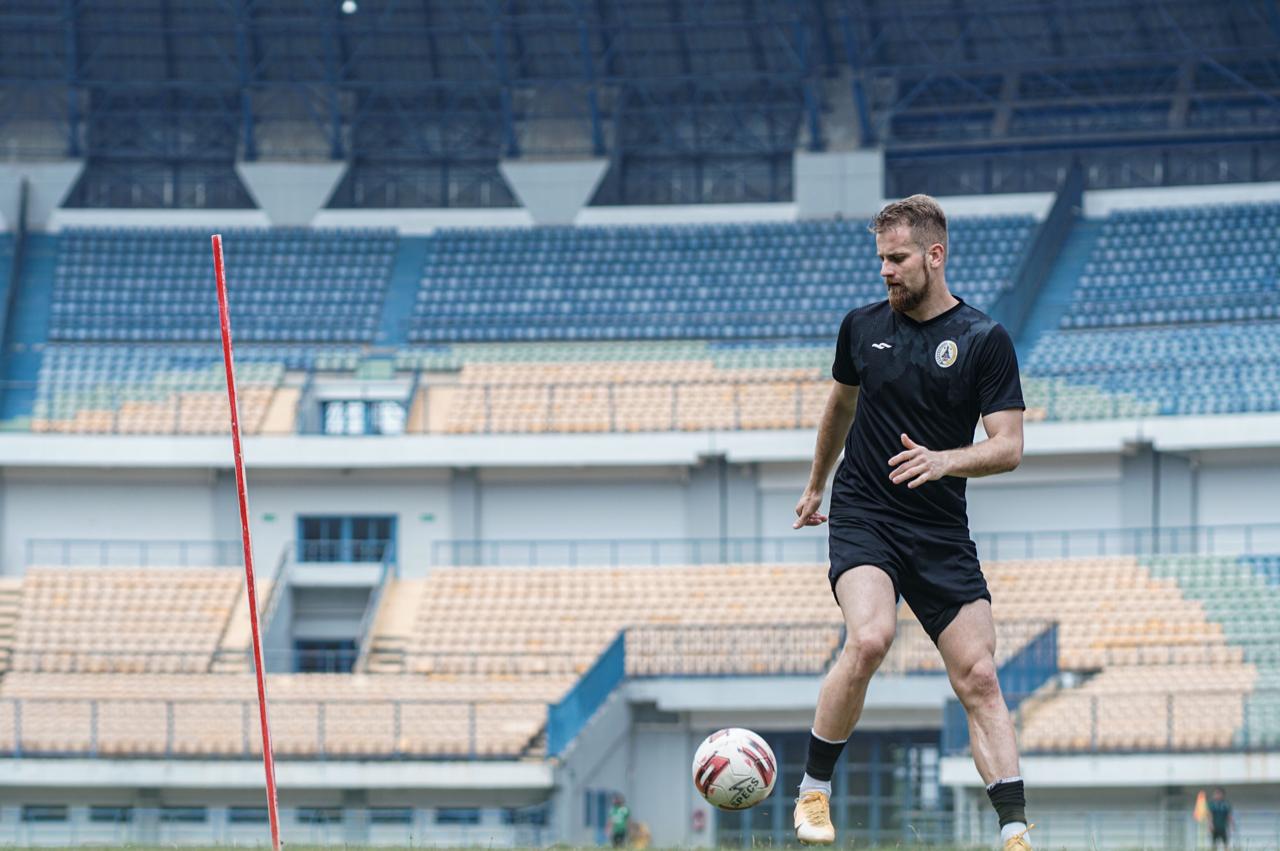Bek Asing PSS Tak Sabar Hadapi Persebaya