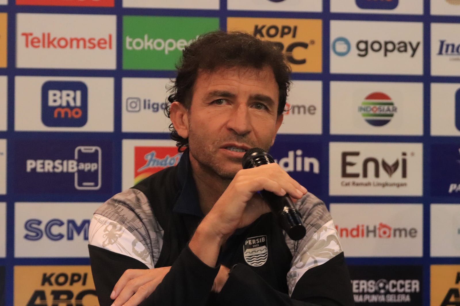 Luis Milla Semringah Persib Bandung Jamu PSS Sleman di GBLA