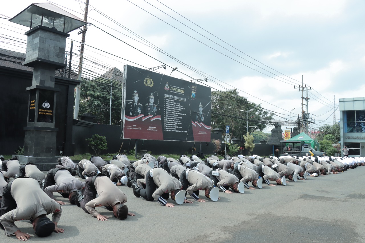 Anggota Polresta Malang Kota Bersujud sebagai Bentuk Maaf atas Tragedi Kanjuruhan