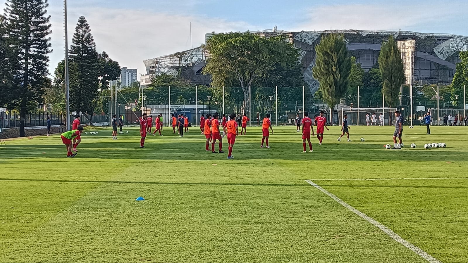 Timnas Indonesia U-17 saat berlatih di Lapangan A Senayan, Jumat (24/4). (BolaSkor/Gazza Roosaryatama)