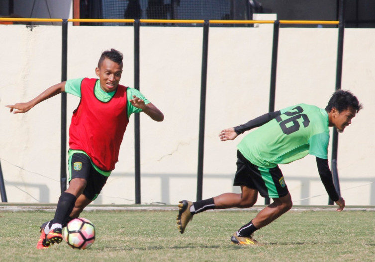 Sepekan Absen Latihan Persebaya, Irfan Jaya Yakin Tak Bermasalah