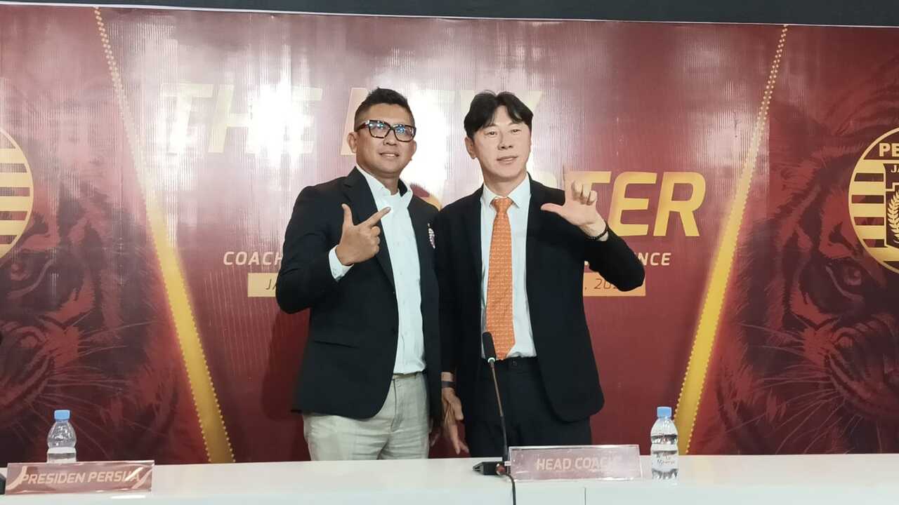 Presiden Persija Jakarta, Mohamad Prapanca, bersama pelatih anyar Persija, Shin Tae-yong. (BolaSkor/Gazza Roosaryatama)