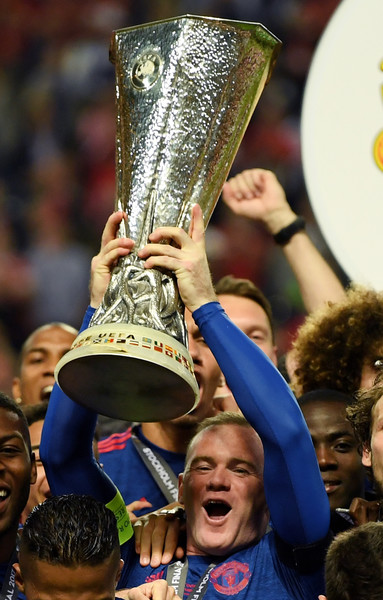Rooney: Saya Tak Layak Mengangkat Trofi Piala Liga dan Liga Europa