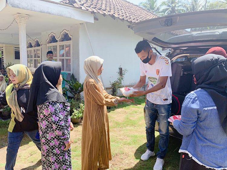 Bek Badak Lampung FC Bagikan 100 Paket Sembako Hasil Lelang Jersey