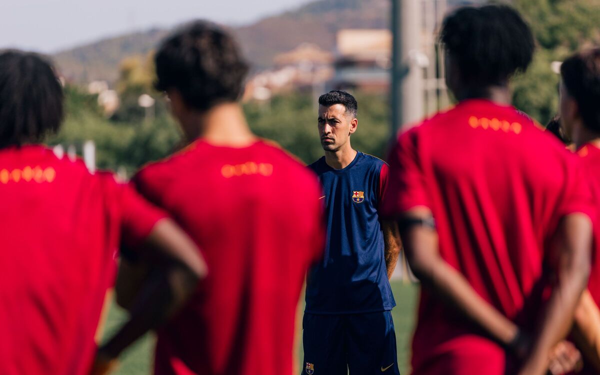 Sergio Busquets menjadi asisten pelatih Barca Atletic. (Laman Resmi FC Barcelona)