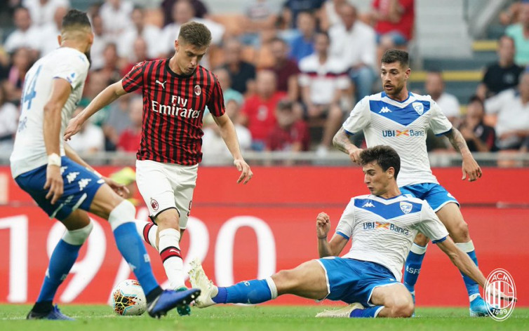 Krzysztof Piatek Dikritik, Gelandang AC Milan Pasang Badan