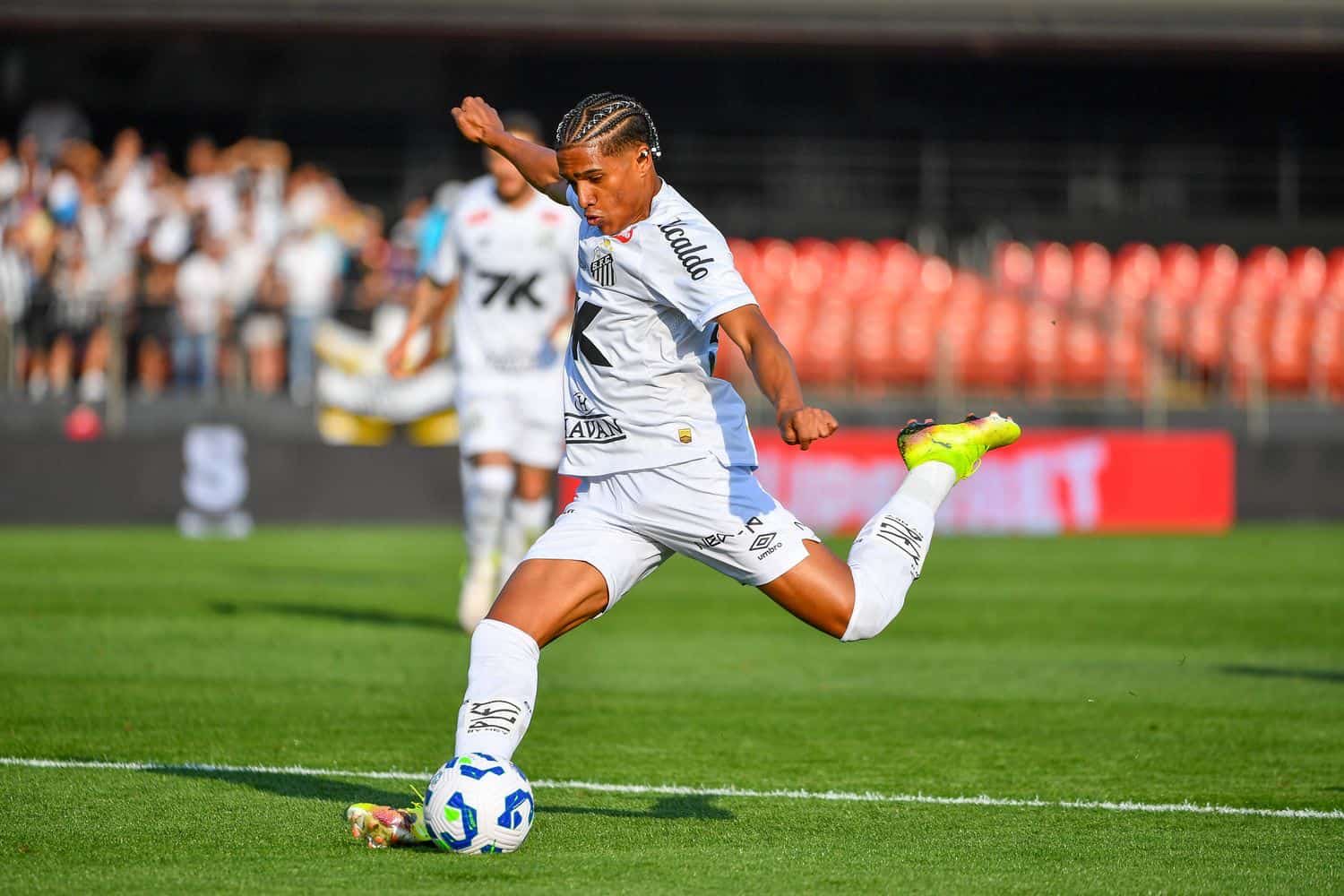 AC Milan Terdepan dalam Perburuan Bek Muda Brasil