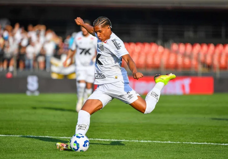 AC Milan Terdepan dalam Perburuan Bek Muda Brasil