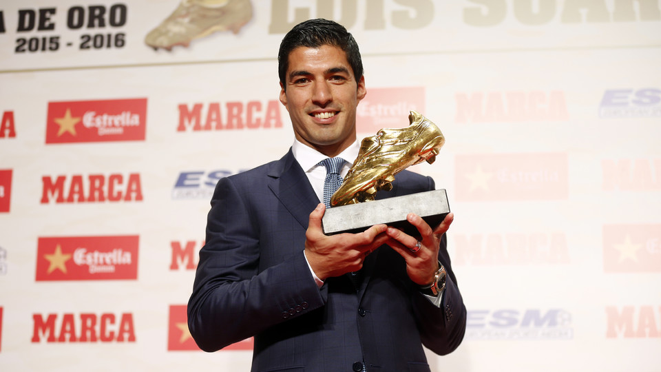 Luis Suarez Raih Penghargaan Golden Shoe 2015/16