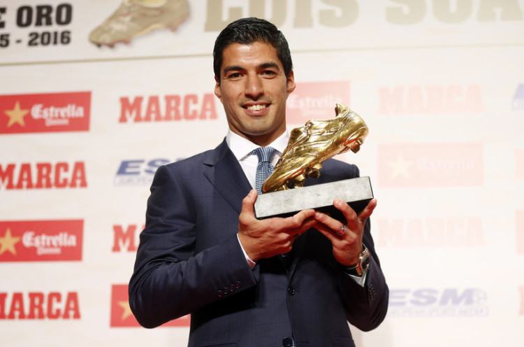 Luis Suarez Raih Penghargaan Golden Shoe 2015/16