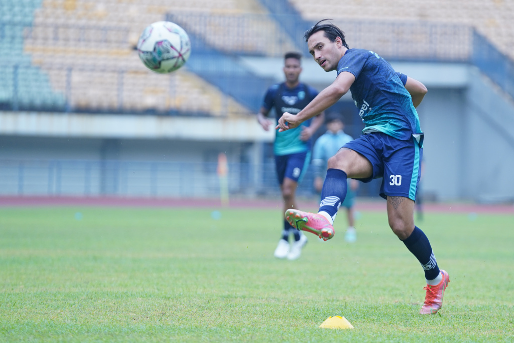 Ezra Walian Tak Anggap PSM Spesial