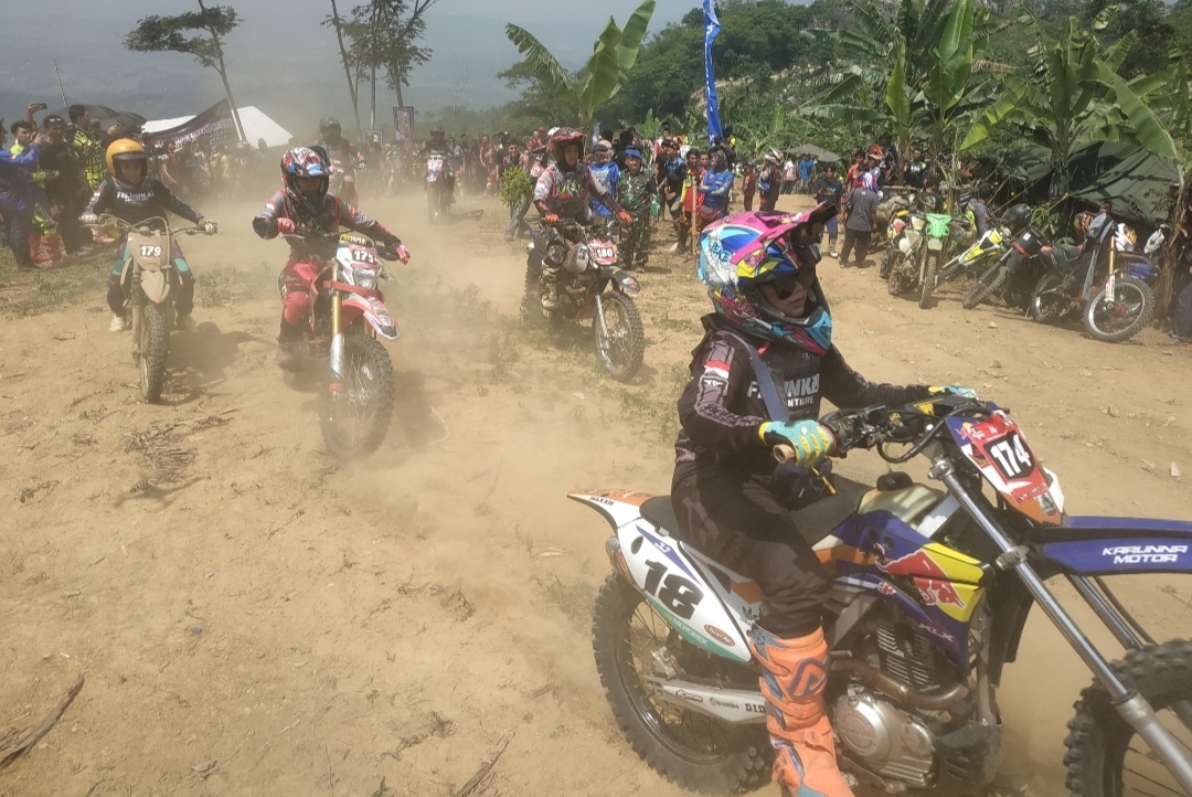 Menikmati Indahnya Bukit, Sambil Memacu Adrenalin Bermotocross di Puncak Wawas Argo