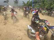 Menikmati Indahnya Bukit, Sambil Memacu Adrenalin Bermotocross di Puncak Wawas Argo