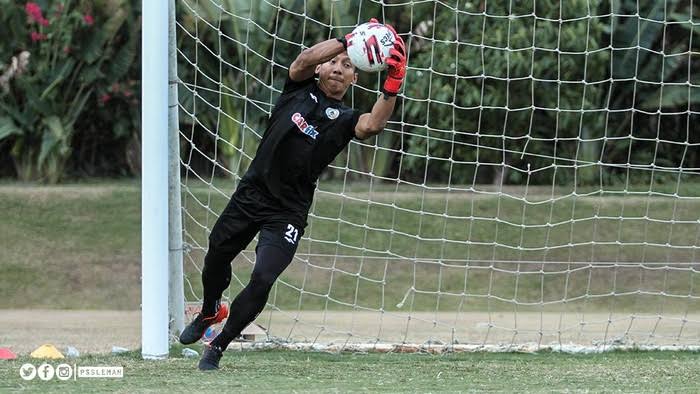 Asyiknya Kiper PSS Sleman Memelihara Ikan Koi Selama PPKM