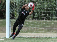 Asyiknya Kiper PSS Sleman Memelihara Ikan Koi Selama PPKM