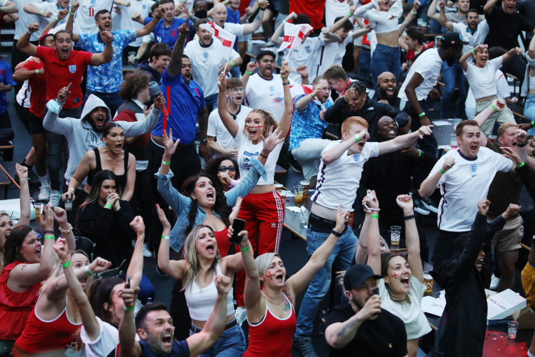 UEFA Dakwa Suporter Bersalah, Inggris Terancam Kena Sanksi