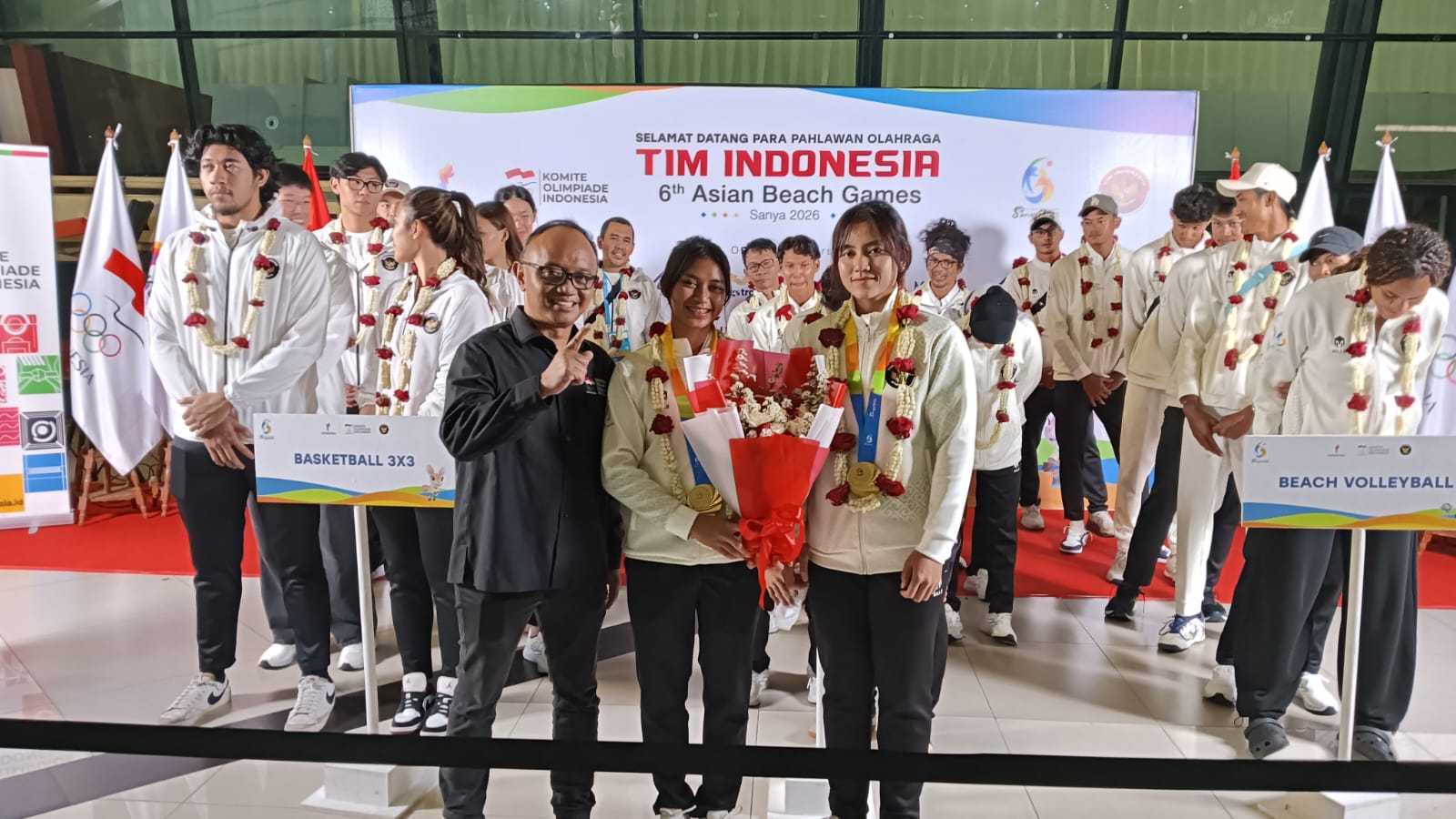 Desak Made dan Kadek Adi Asih saat tiba di Bandara Soekarno-Hatta, Tangerang, Jumat (1/5). (BolaSkor/Gazza Roosaryatama)