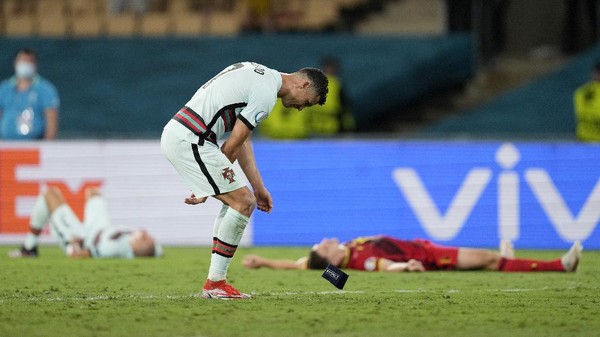 Portugal Tersingkir, Ronaldo Tendang Botol Minum dan Lempar Ban Kapten