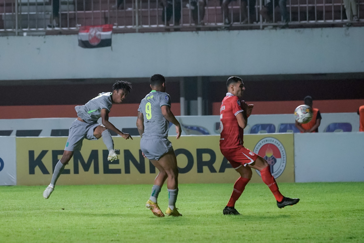 Gagal Menang, Pelatih Persebaya Salahkan Kiper