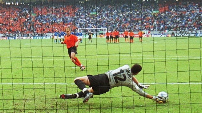 Nostalgia - Kisah Francesco Toldo Redam Total Football Belanda di Piala Eropa 2000