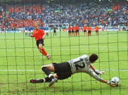 Nostalgia - Kisah Francesco Toldo Redam Total Football Belanda di Piala Eropa 2000