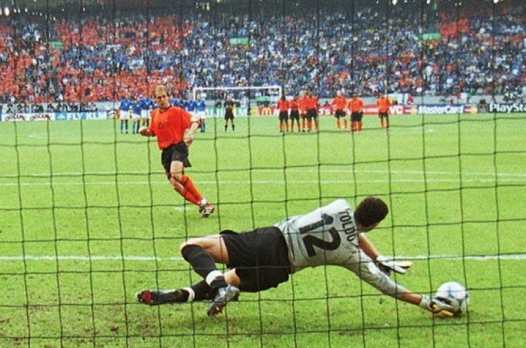 Nostalgia - Kisah Francesco Toldo Redam Total Football Belanda di Piala Eropa 2000
