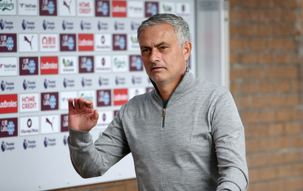 Jose Mourinho Dihujani Kritik, Nemanja Matic Pasang Badan