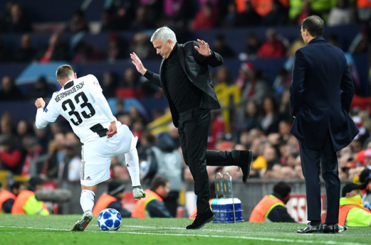 Antonio Conte Bela Aksi Salam Tiga Jari Jose Mourinho di Depan Pendukung Juventus
