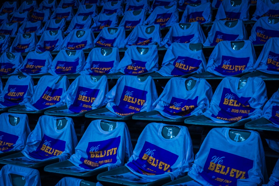 Pesan Penting CLS Knights Indonesia Dalam Ribuan Kaus Believe di GOR Kertajaya