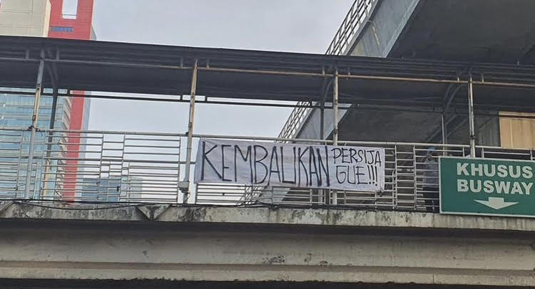 Persija Kalah Terus, Spanduk Protes Bertebaran di Jakarta