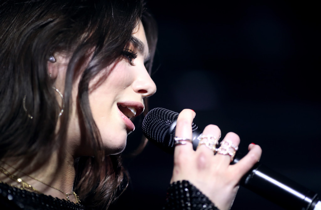 Penyanyi Cantik Asal Inggris, Dua Lipa Siap Ramaikan Final Liga Champions