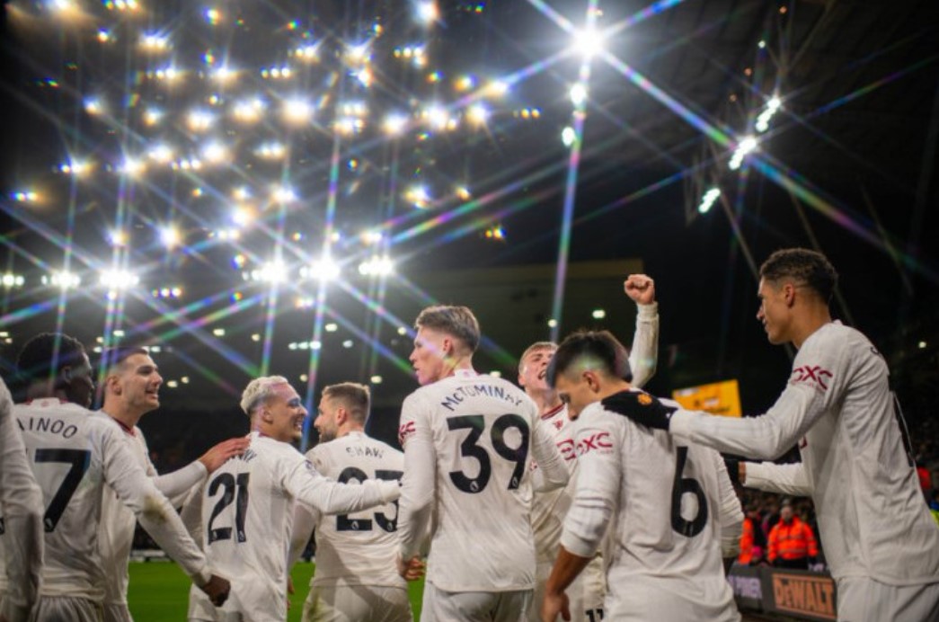 Ketika Manchester United Bisa Bantu Tetangga Mereka yang Berisik