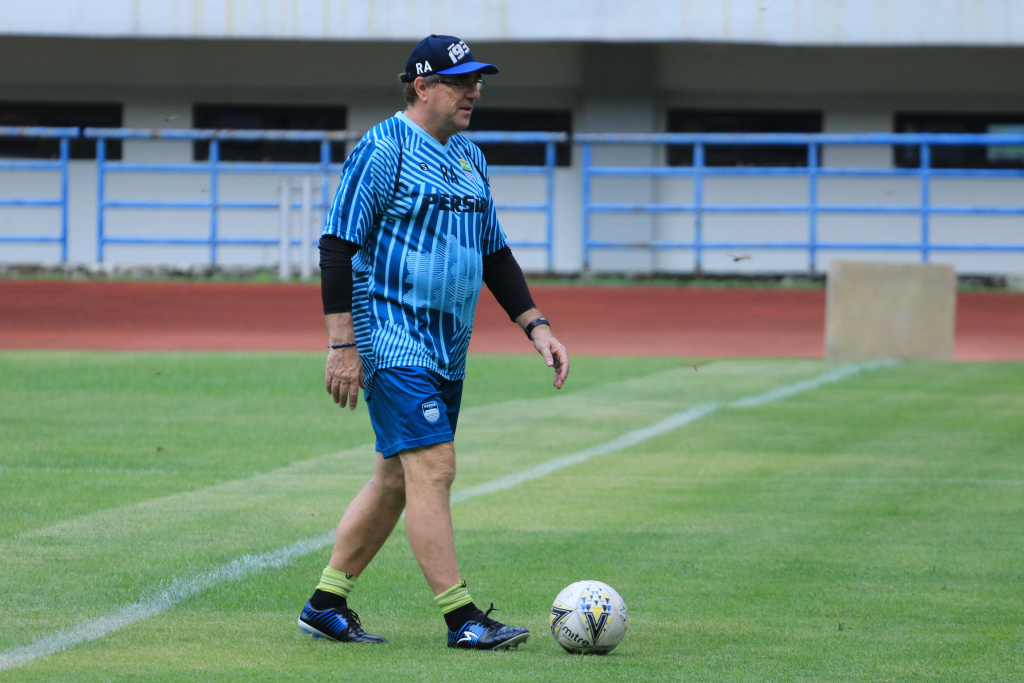 Persib Bandung Ditarget Juara, Robert Rene Alberts: Tim Belum Siap