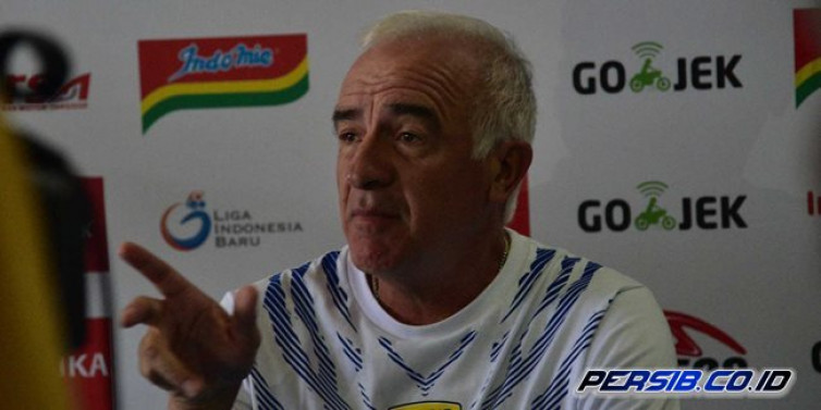 Pelatih Persib Berikan Komentar Terkait Kerusuhan Penonton Lawan Arema FC