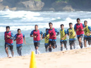 Arema FC Genjot Fisik Pemain di Pantai