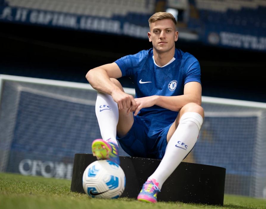 Resmi Dikenalkan Chelsea, Liam Delap Lapar Gelar dan Kesuksesan