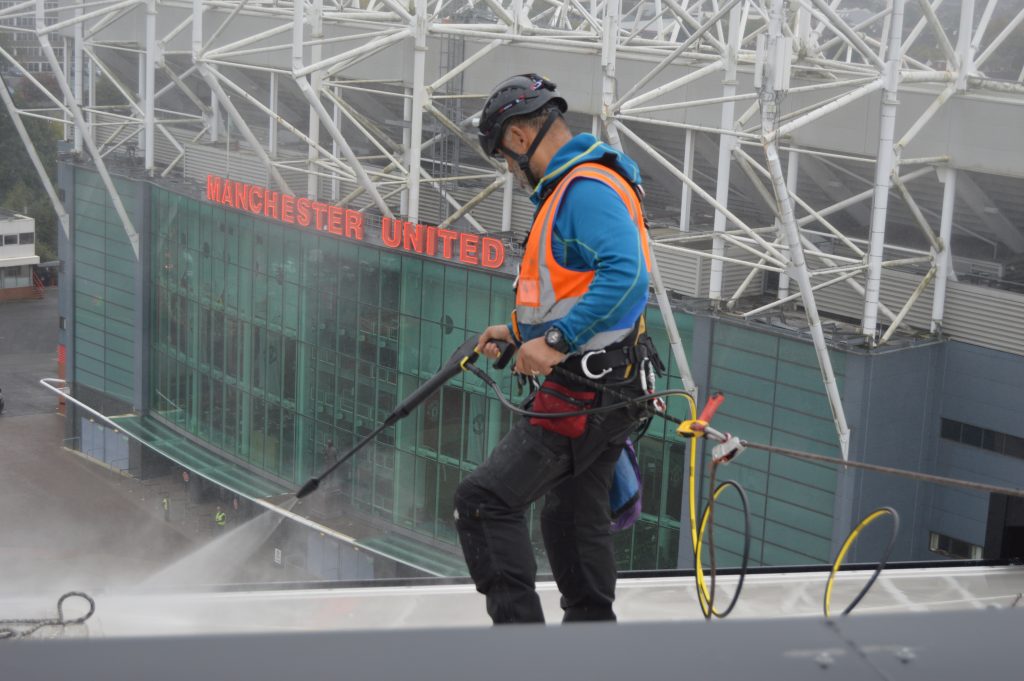 Di Balik Bayaran Wah Pemain, Minimnya Upah Pekerja Klub Premier League Jadi Sorotan