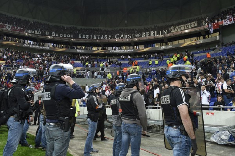 UEFA Beri Hukuman Dua Tahun Tanpa Penonton Untuk Lyon dan Besiktas