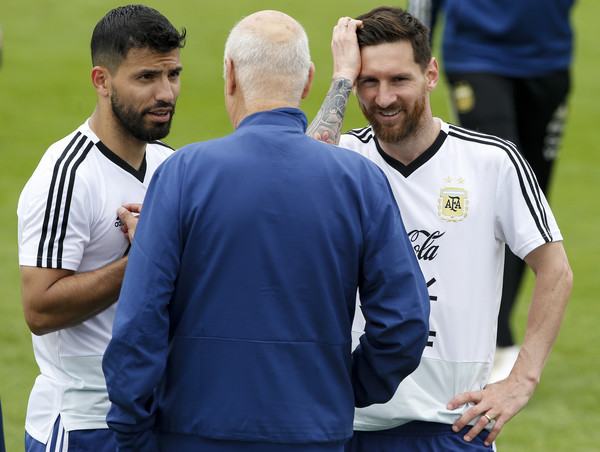 Sergio Aguero Bantah Sebut Lionel Messi Tidak Pantas Meraih Ballon d'Or 2019
